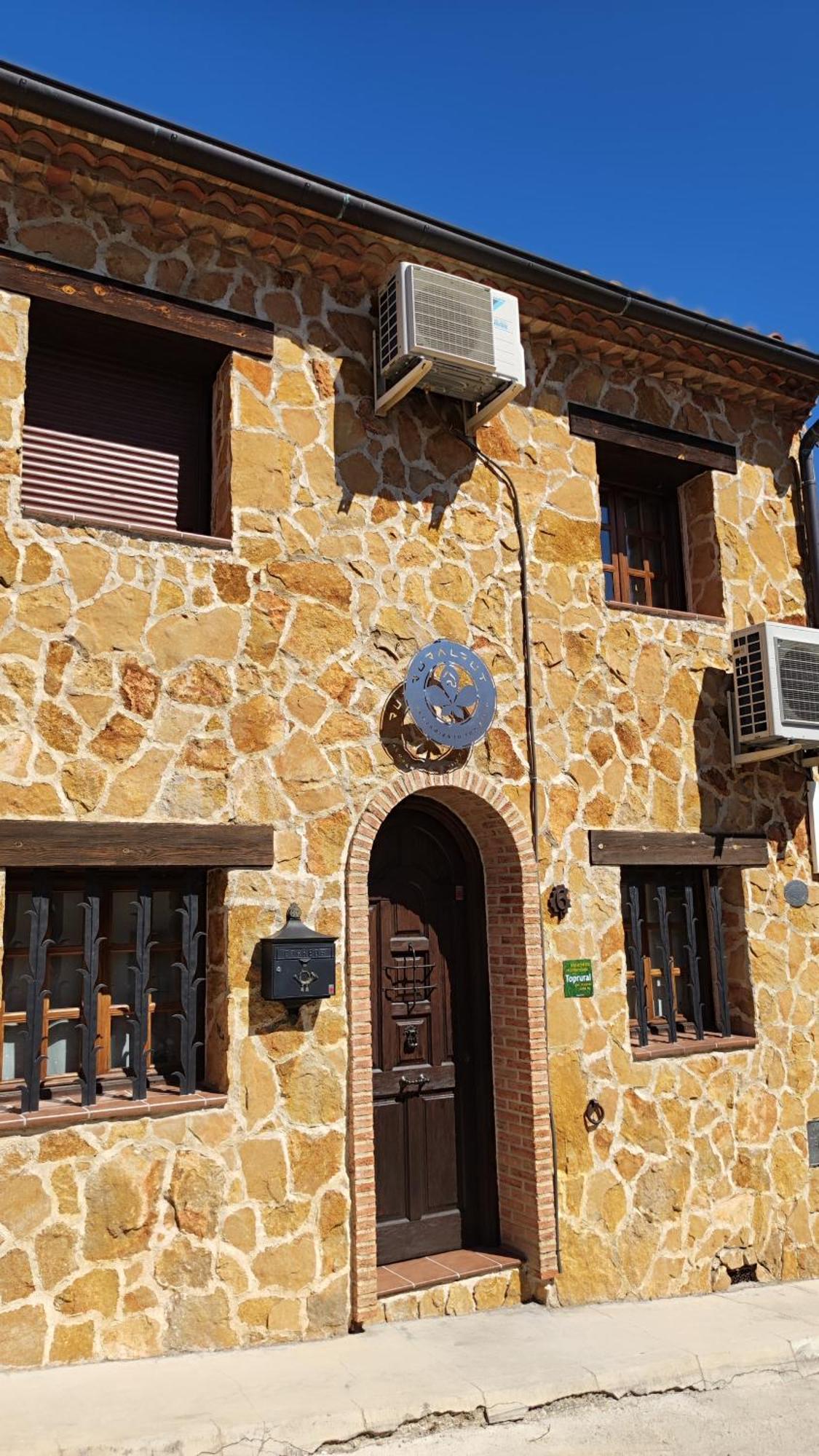 Ruralrut-El Tiemblo Wifi, Cabina De Hidromasaje, Aire Acondicionado Y A Pocos Metros De Zonas De Bano Naturales Esterno foto